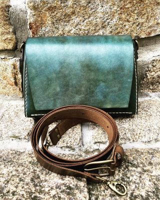 Malá kabelka zelená 👛 #udelejsiradost #nakupujlokalne #kabelkacz #kozenakabelka #kozenybatoh #kozenapenezenka...