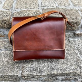 Velká kožená kabelka Abella 💼 Link v bio 😉 #udelejsiradost #nakupujlokalne #kabelkacz #kozenakabelka #kozenybatoh...