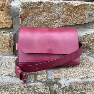 Vínová ledvinka Melina pro milovníky barev 💜 Mám ji v nabídce ve více barvách, vybere si každý 😉 #udelejsiradost...