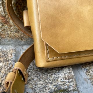 Ledvinka Melina v okrové barvě 💛 #udelejsiradost #nakupujlokalne #kabelkacz #kozenakabelka #kozenybatoh #kozenapenezenka...