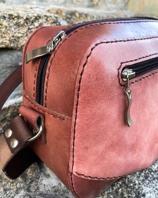 Nová kabelka Martine už brzy na e-shopu! Pokud chcete stihnout kabelku pod 🎄, objednávejte do 20.11. #udelejsiradost...